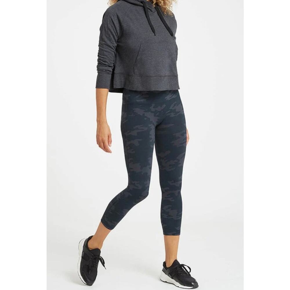 Spanx Look At Me Now Seamless Cropped Leggings Size M Black Camo Print
